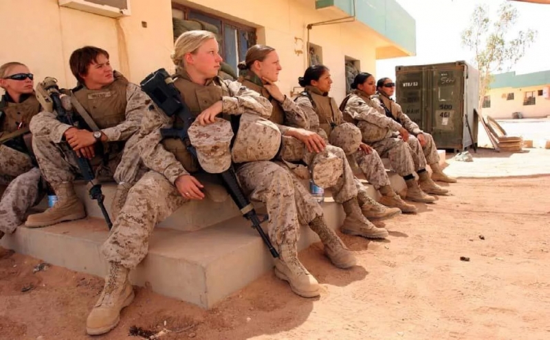 Американские солдаты выкладывали в Facebook фотографии обнаженных женщин-однополчан