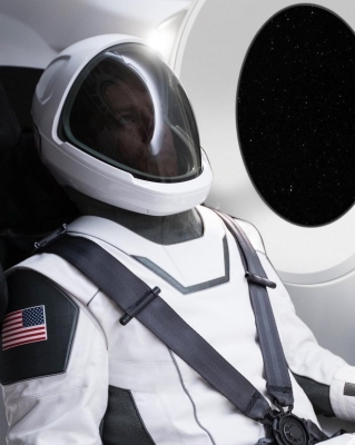 Элон Маск показал первую официальную фотографию космического костюма SpaceX