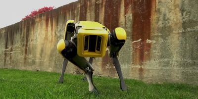 Роботы Boston Dynamics SpotMini умеют придерживать двери для своих друзей (+видео)