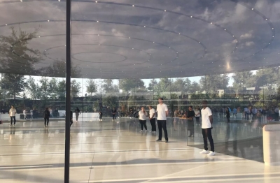 Сотрудники Apple не различают стеклянные двери в новом кампусе Apple Park