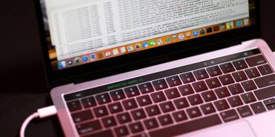 Уязвимость в Safari позволяет удаленно управлять панелью Touch Bar на MacBook Pro
