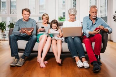 Большинство родителей считают, что они, как и их дети, проводят слишком много времени в сети