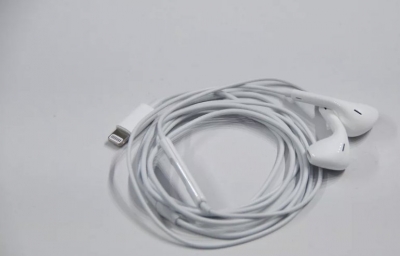 Apple снизил цену на наушники EarPods и зарядные устройства к iPhone на 10 долларов