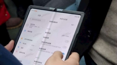 Первый смартфон Xiaomi с огромным гибким экраном заметили в руках пассажира метро