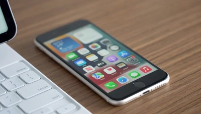 iPhone SE 2022: первый взгляд на самый "тусклый" смартфон Apple (+видео)
