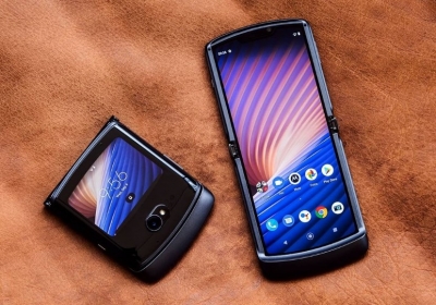 Технические характеристики дисплея Motorola Razr 3 очень напоминают Samsung Galaxy Z Flip3